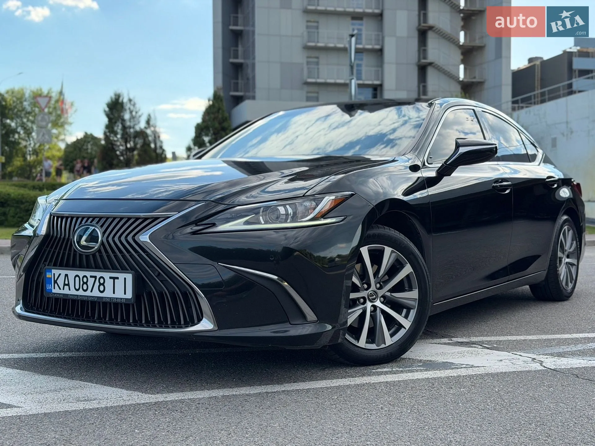 Lexus ES 2019 — 1