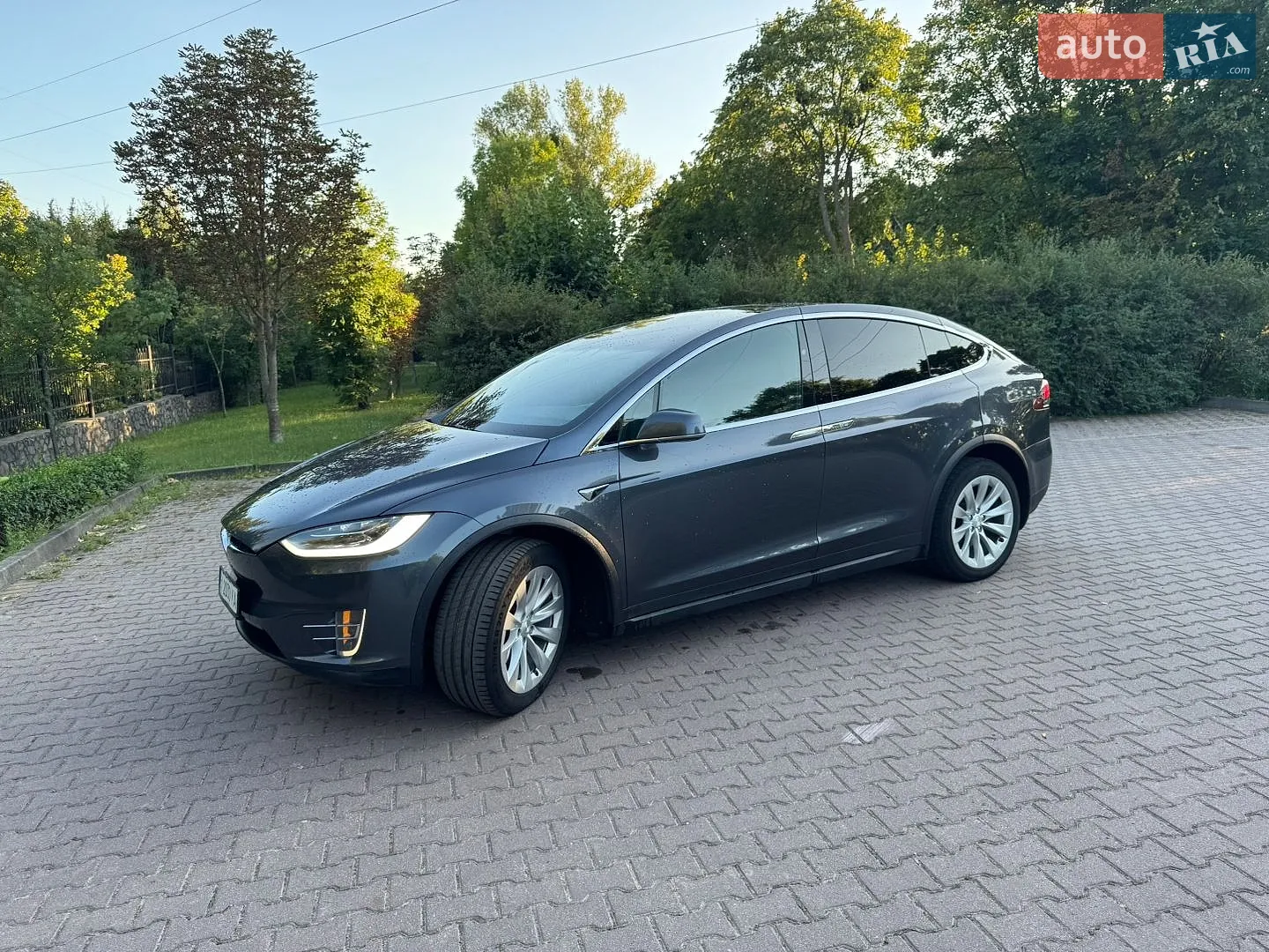 Tesla Model X, 2017