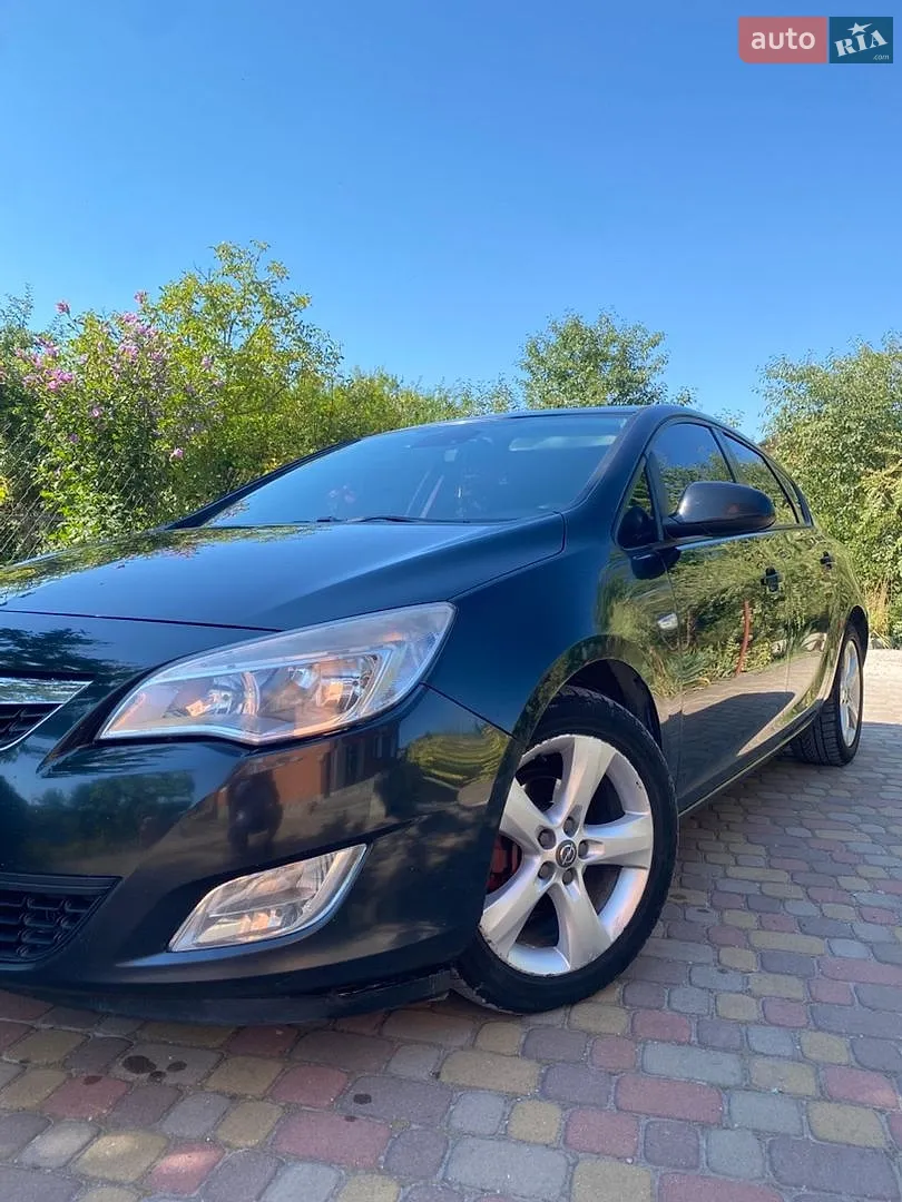 Opel Astra 2012 — 1