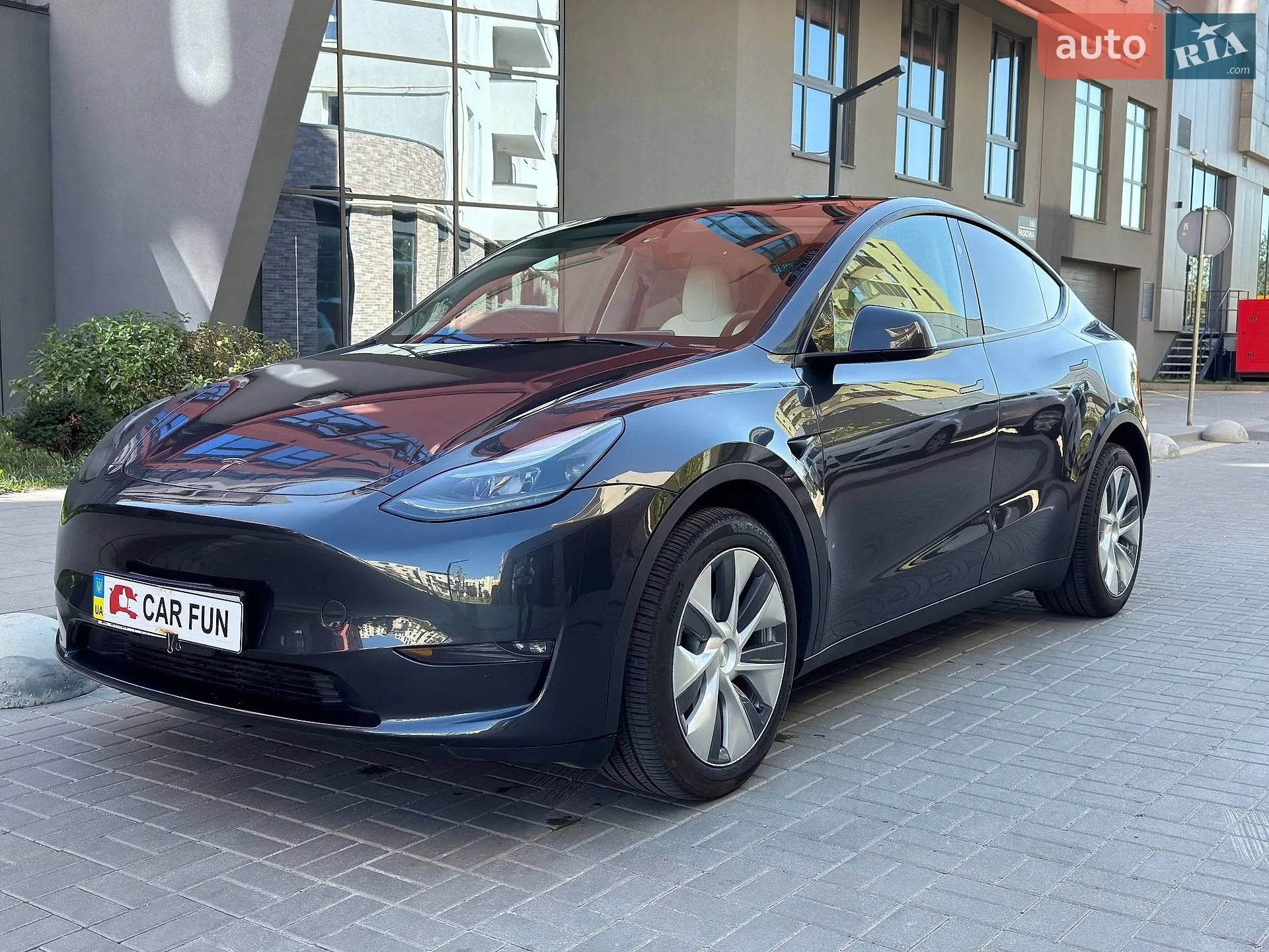 Tesla Model Y 2024 — 1